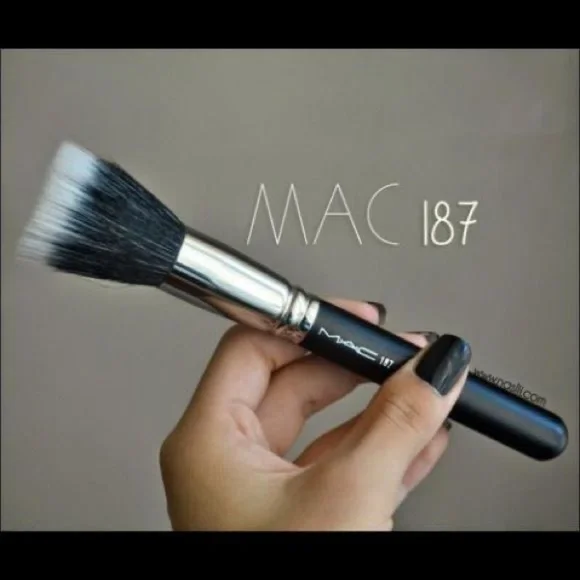 MAC 187Synthetic Duo Fibre Face Brush - Picture 3 of 3